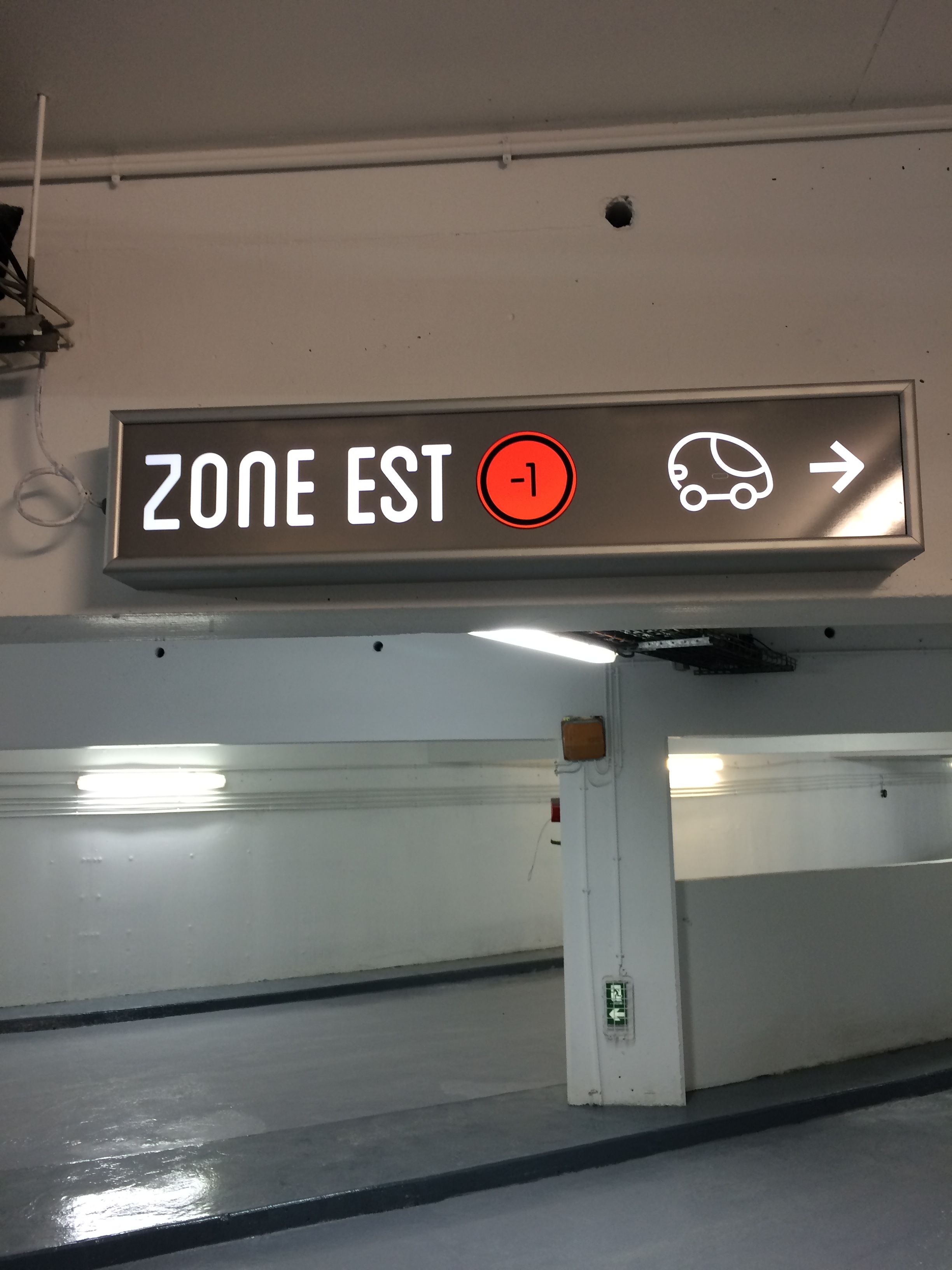 Réalisation et pose de signalisation lumineuse pour parking souterrain