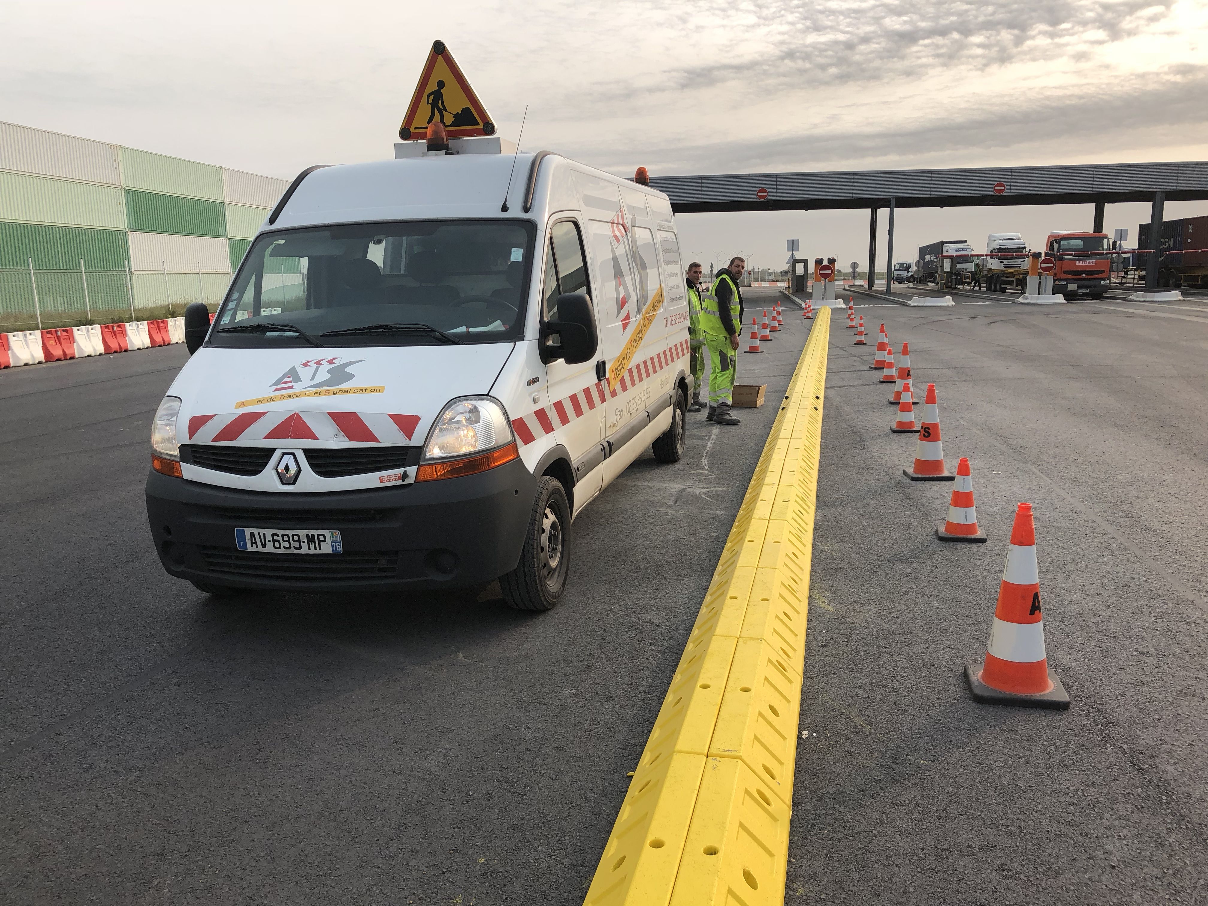 Pose de bordures de route en plastique afin de délimiter les voies de circulation