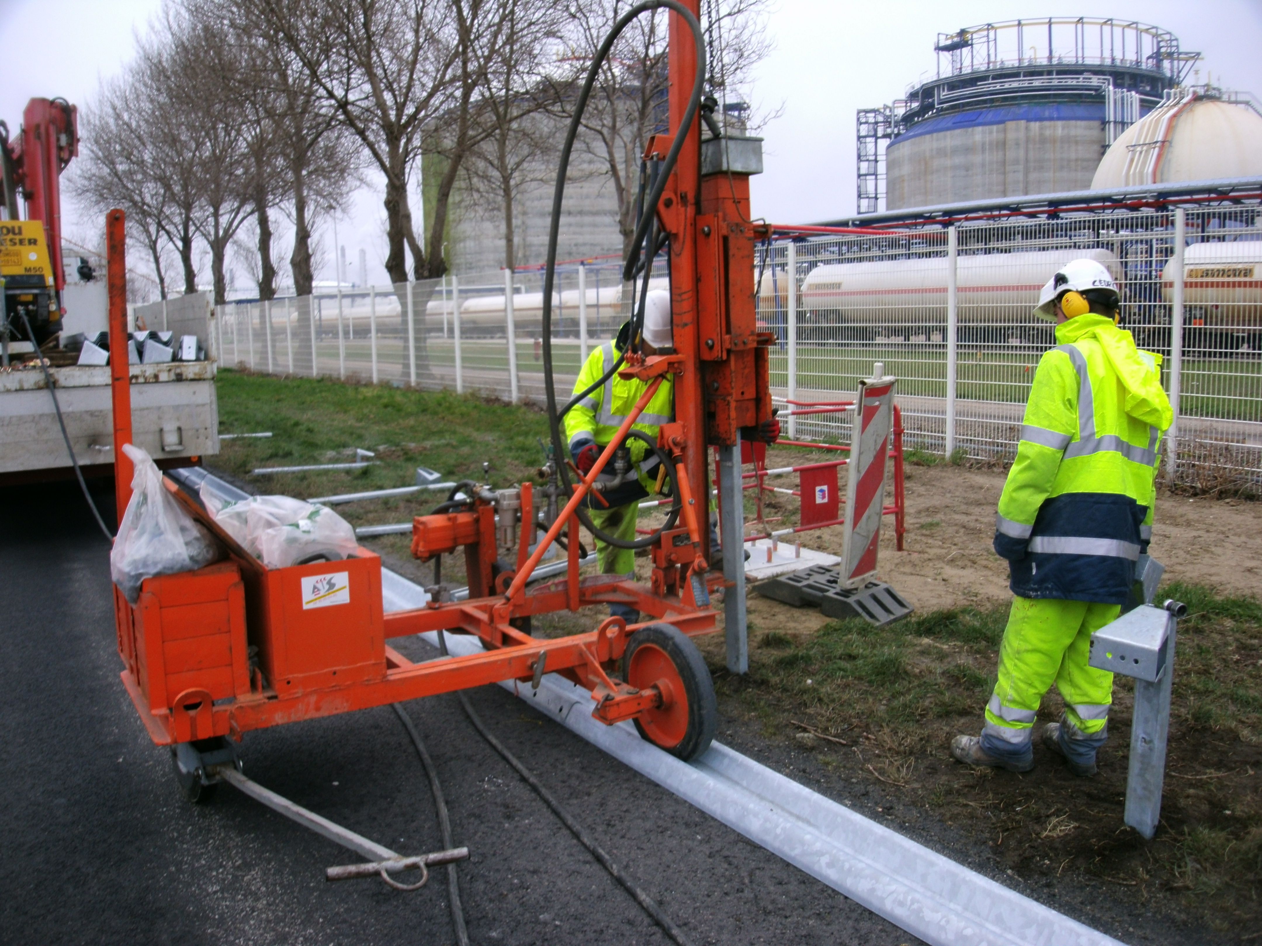 Pose de glissière avec sonnette de battage