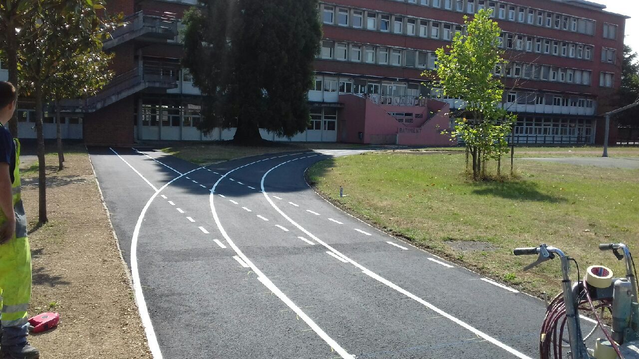 Réalisation de piste athlétisme sur enrobé en peinture routière