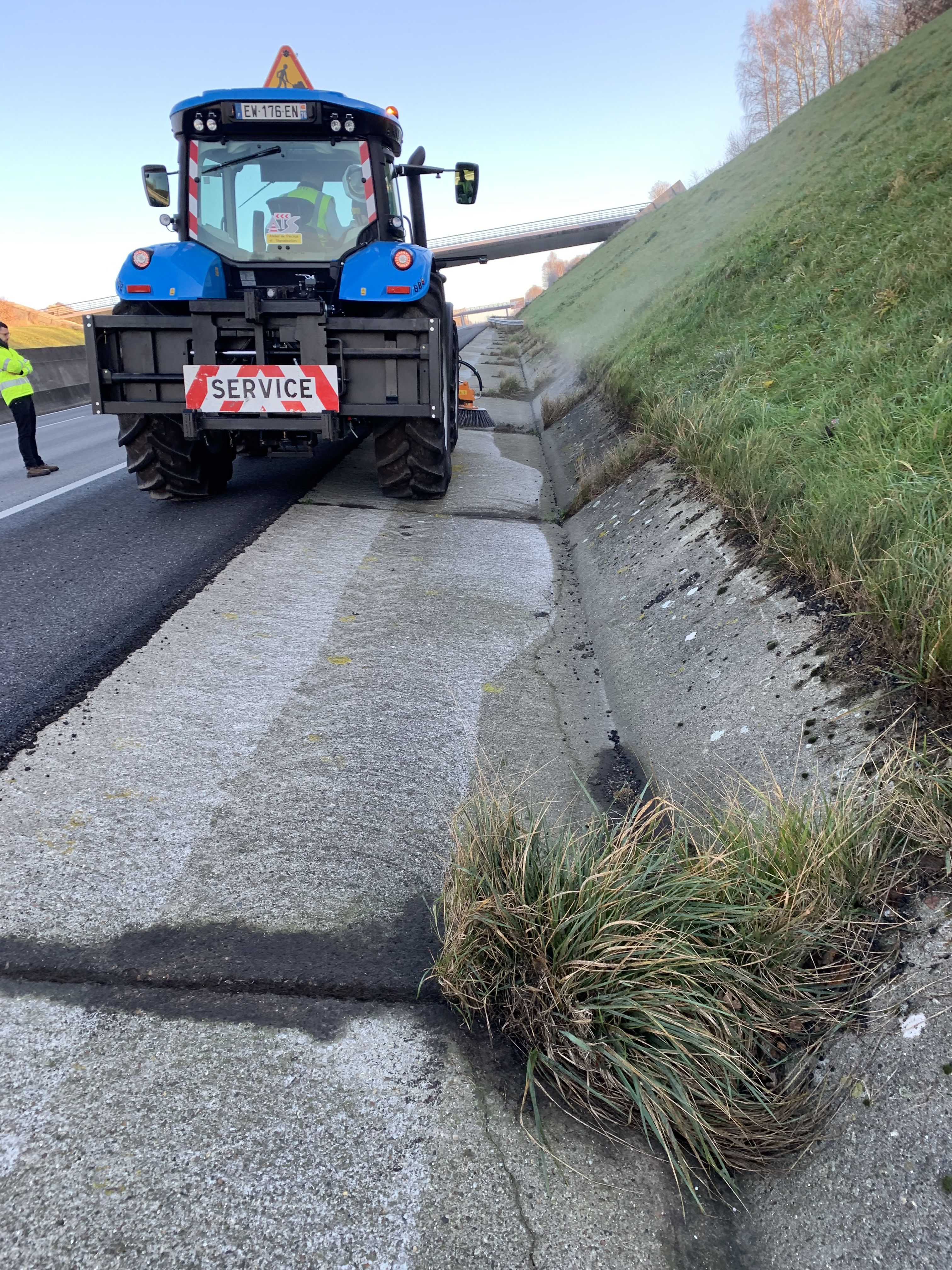 Nettoyage de cunette sur autoroute compris soufflage des déchets