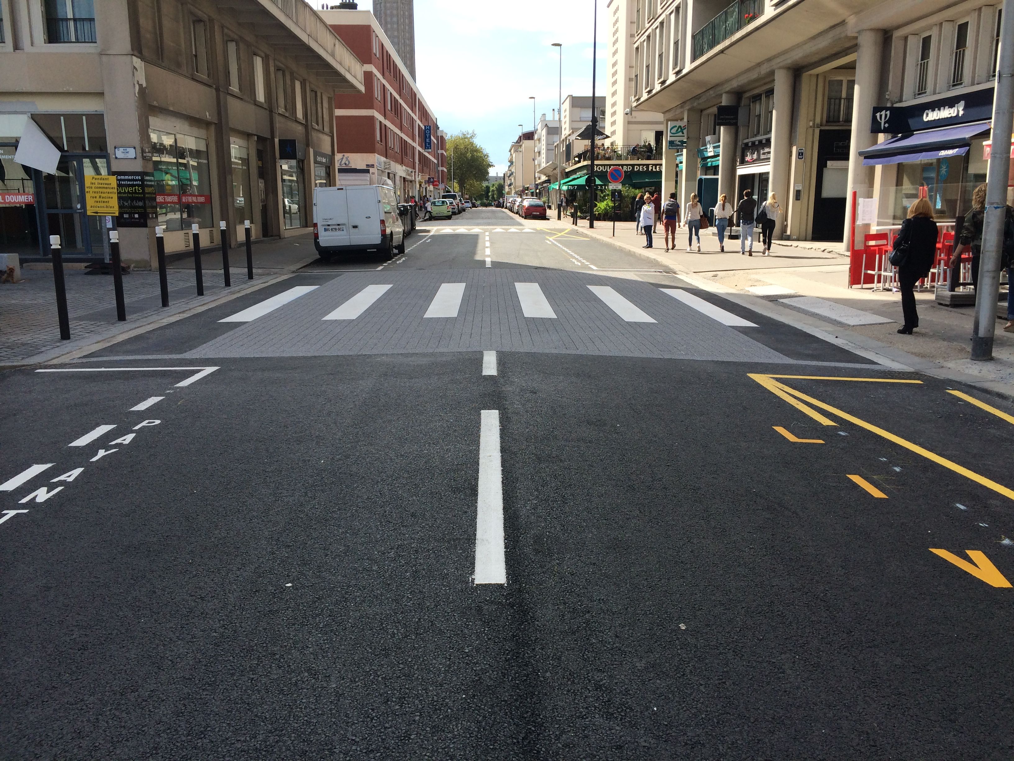 Réalisation de résine gravillonnée imitation pavé de rue, traversée piétonne